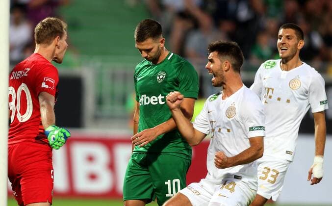 17.07.2019 Razgrad(Bulgaria) PFC Ludogorets Ludogorec-Ferencvaros TC Champions League qualify 1st leg men s football Ihor Kharatin(3L) with Denes Dibusz(L),Lasha Dvali(R) Ferencvaros celebrate during match beside Jakub Swierczok (2L) Ludogorec Ludogorets after match :Str 