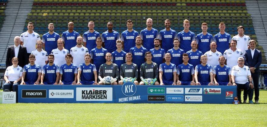 Karlsruher SC Portraittermin Saison 2019 2020 Karlsruher SC, 2 Bundesliga, Portraittermin 2019 2020, Team photo upper row v l Florian Böckler Athketik Trainer , Marc Lorenz, David Pisot, Damian Roßbach, Saliou Sane, Lukas Fröde, Philipp Hoffmann, Daniel Gordon, Alexander Groiß, Christoph Kobald, Marvin Pourie, Asbjörn Wieneke Physiotherapist Middle Row v l Burkhard Reich Team Manager , Steffen Wiemann Physiotherapist , Dr Marcus Swiss Team Physician , Markus Miller Goalkeeper Trainer , Dirk Carlson, Dominik Kother, Lukas Grozurek, Marco Djuricin, Martin Röser, Manuel Stiefler, Dimitrios Moutas Co Trainer , Alois Schwartz Trainer , Oliver Kreuzer Sports Director Lower Row v l Julia Bohn Physiotherapist , Malik Batmaz, Burak Camoglu, Kyoung Rok Choi, Janik Hanek, Marius Gersbeck, Benjamin Uphoff, Mario Schragl, Marco Thiede, Marvin Wanitzek, Justin Möbius, Anton Fink, Hüseyin Cayoglu Zeugwart