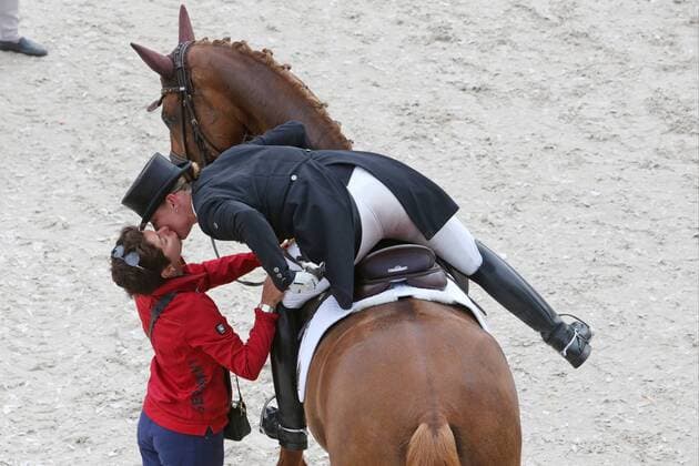 Sport Bilder des Tages Siegerkuss von Bundestrainerin Dressur Monica Theodorescu (GER) an Isabell Werth (GER) mit Ihrem Pferd Bella Rose 2 als letzte Deutsche Starterin belegt den 1. Platz in der Einzel, Teamwertung 1. Platz, Emotion, Siegerkuss, Kuss , Weltfest des Pferdesports, World Equestrian Festival, CHIO Aachen 2019, 12.-21.07.2019, Aachener Soers, 18.07.2019 - *** Winners kiss from national trainer dressage Monica Theodorescu GER to Isabell Werth GER with her horse Bella Rose 2 as last German starter occupies 1st place in the singles, team ranking 1st place, emotion, winners kiss, kiss , World Equestrian Festival, World Equestrian Festival, CHIO Aachen 2019, 12 21 07 2019, Aachener Soers, 18 07 2019