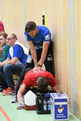 Niklas Roth 11, VfL Pfullingen is massaged on the bench, VfL Pfullingen vs. TBV Lemgo, handball, friendly match, 18 07 2019, VfL Pfullingen vs. TBV Lemgo, handball, friendly match, 18 07 2019 Dettingen an der Erms Copyright: xEIBNER Florian_Schustx EP_SCHUST