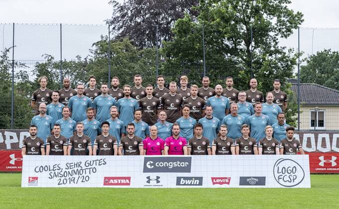 4 Series v l n r Daniel Buballa, Christopher Avevor, Luca Zander, Marvin Knoll, Boris Tashchy, Johannes Flum, Marc Hornschuh, Kevin Lankford, Ersin Zehir, Rico Benatelli, Jan Philipp Kalla 3 Series v l n r Mike Muretic Physiotherapist , Dominik Körner Physiotherapeut , Alexander Blase Physiotherapist , Jannik Niden Game Analyst , Philipp Ziereis , Henk Veerman , Florian Carstens , Thorge Blöcker Zeugwart , Siegmar Krahl Zeugwart , Andreas Kreft Zeugwart 2 Reihe v l n r Dr Sebastian Schneider Team Doctor , Dr Volker Carrero Team Doctor , Florian Lechner Osteopath , Christoph Hainc Athletics Coach , Karim Rashwan Athletics Coach , Hans Schrijver Co Trainer opponent analyst , Janosch Emonts Athletics Coach , Mathias Hain Goalkeeper Coach , Andre Trulsen Co Trainer , Markus Gellhaus Co Trainer , Jos Luhukay Head Coach front row v l n r Cenk Åžahin, Waldemar Sobota, Jakub Bednarczyk, Yiyoung Park, Dimitrios Diamantakos, Svend Brodersen, Robin Himmelmann, Ryo Miyaichi, Christopher Buchtmann, Finn Ole Becker, Mats Moller Daehli, Luis Coordes 15 07 19, Hamburg, team photo appointment at FC St Pauli, Â
