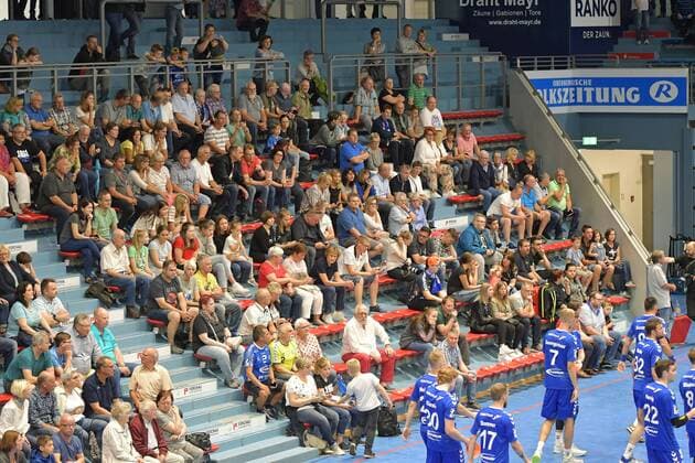 Well-filled grandstand at the first public training of VfL Gummersbach in the Schwalbe Arena, press conference and press training of VfL Gummersbach on 18 07 2019 Press conference and press training of VfL Gummersbach on 18 07 2019 Gummersbach Copyright: xEIBNER JuergenxAugstx EP_JOGI