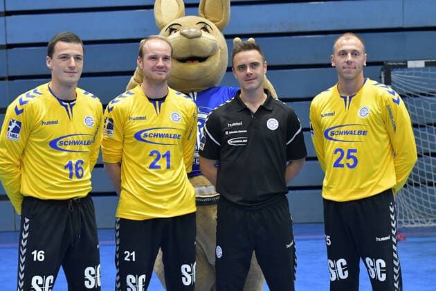 The goalkeeping team of VfL Gummersbach, 16 Filip Ivic 16, VfL Gummersbach 21 Matthias Puhle 21m VfL Gummersbach , Alois Mraz Co Trainer VfL Gummersbach, 25 Lasse Hasenforther 25, VfL Gummersbach in the background VfL Maskottchen Gummi , Press conference and press training of VfL Gummersbach on 18 07 2019 Press conference and press training of VfL Gummersbach on 18 07 2019 Gummersbach Copyright: xEIBNER JuergenxAugstx EP_JOGI