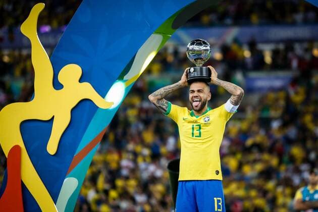 Brazil: Brazil and Peru-Copa America 2019 Dani Alves (Zagueiro) ganha premio de melhor jogador da Copa América 2019, após jogo entre Brasil x Peru partida Final da Copa America 2019, no Estadio do Marcana. Thiago Bernardes Pacific Press Rio de Janeiro Brazil  ThiagoxBernardesx xPacificxPress