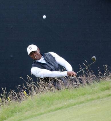 Sport Bilder des Tages Tiger Woods of US hits out of the rough on the 17th green on the 2nd day of the Open Championship at Royal Portrush on Friday, July 19, 2019. Woods finished five shots over par and will miss the cut.  LON201907190444 HUGOxPHILPOTT