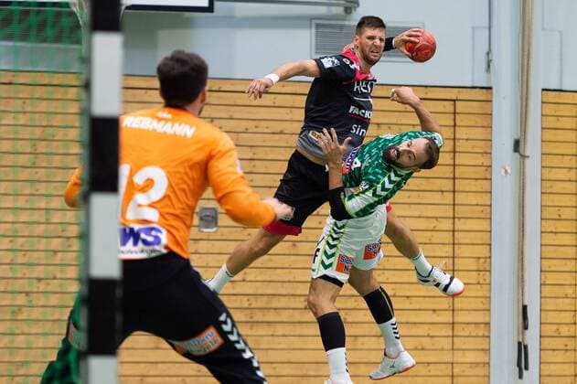 Sime Ivic HC Erlangen 19 , Tim Kneule Frisch Auf Goeppingen 04 , FRISCH AUF Goeppingen vs. HC Erlangen, 54 Esslinger Marktplatzturnier, Handball, 1 Bundesliga, DKB, Men, 19 07 2019, FRISCH AUF Goeppingen vs. HC Erlangen, 54 Esslinger Marktplatzturnier, Handball, 1 Bundesliga, DKB, Men, 19 07 2019 Altbach Copyright: xEIBNER WolfgangxFrankx EP_WFK