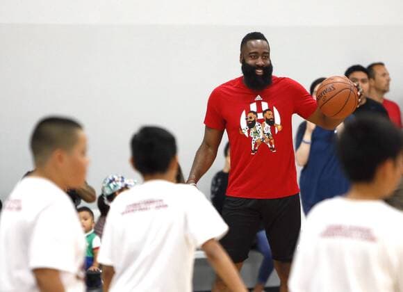 (190721) -- HOUSTON, July 21, 2019 -- NBA, Basketball Herren, USA Houston Rockets player James Harden plays with kids during the James Harden Basketball Camp in Houston, the United States, July 20, 2019, Song Qiong) (SP)U.S.-HOUSTON-BASKETBALL-JAMES HARDEN CAMP LiuxLiwei 