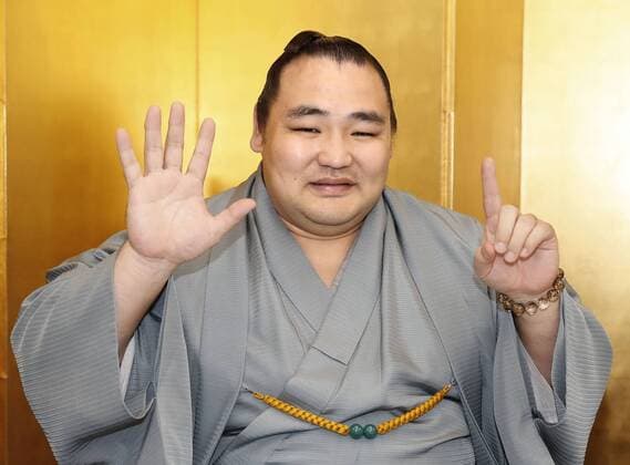 Sport Themen der Woche KW30 Sport Bilder des Tages Nagoya Grand Sumo Tournament Mongolian yokozuna Kakuryu holds up his fingers to represent his sixth top-division title during a press conference, PK, Pressekonferenz at a Nagoya hotel in central Japan on July 22, 2019, after winning the Nagoya Grand Sumo Tournament. 