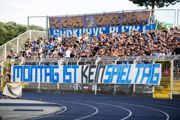 Sport Themen der Woche KW30 Sport Bilder des Tages 1. Spieltag 3. Liga Saison 2019 2020 am 22.7.2019 FC Carl Zeiss Jena vs FC Ingolstadt 04 Die Südkurve Jena mit einem großen Banner gegen Montagsspiele Ernst Abbe Sportfeld *** 1 Matchday 3 League Season 2019 2020 at 22 7 2019 FC Carl Zeiss Jena vs. FC Ingolstadt 04 The South Curve Jena with a big banner against Monday games Ernst Abbe Sportfeld