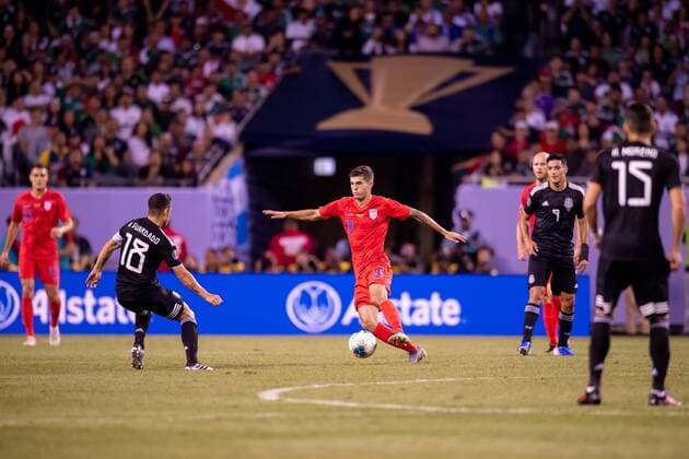 CHICAGO, IL - JULY 07: USA midfielder Christian Pulisic (10) controls the ball during the CONCACAF Gold Cup final match between the United States and Mexico on July 07, 2019, at Soldier Field in Chicago, IL. (Photo By Patrick Gorski Icon Sportswire) SOCCER: JUL 07 CONCACAF Gold Cup Finals - USA v Mexico Icon07071998