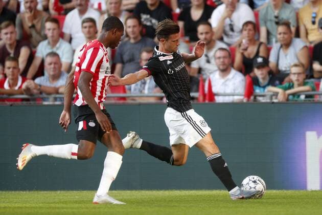 (L-R), Denzel Dumfries of PSV, Valentin Stocker of FC Basel during the UEFA Champions League second round qualifying first leg match between PSV Eindhoven and FC Basel at the Phillips stadium on July 23, 2019 in Eindhoven, The Netherlands UEFA Champions League 2019 2020 xVIxVIxImagesx xJeroenxPutmansxIVx 200343425