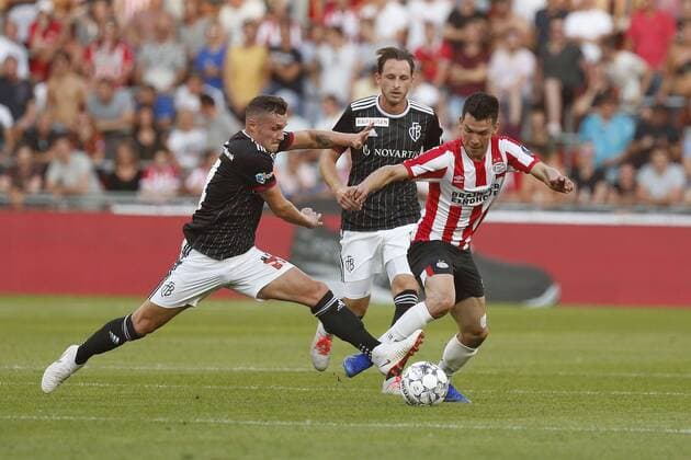 EINDHOVEN, 23-07-2019, Champions League preliminary round. Season 2019-2020. Philips Stadion. PSV - Basel. Basel player Omar Federico Alderete Fernandez and PSV player Hirving Lozano PSV - Basel  x3962845x Copyright: