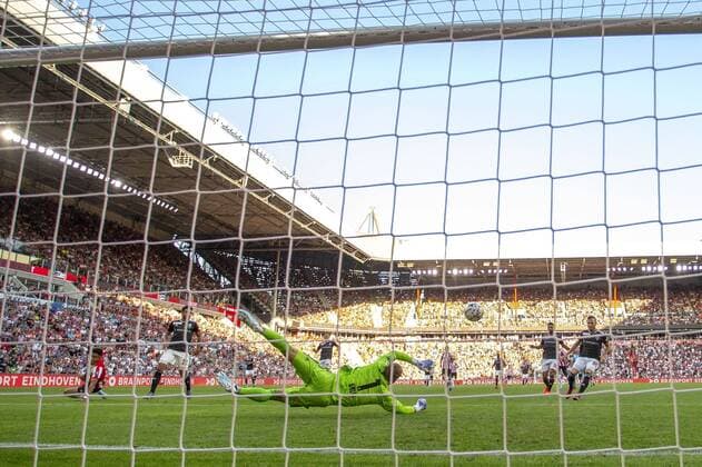 EINDHOVEN, 23-07-2019, Champions League preliminary round. Season 2019-2020. Philips Stadion. PSV - Basel. Basel goalkeeper Jonas Omlin safe for shot of PSV forwarder Donyell Malen during the game PSV - Basel. PSV - Basel  x3962928x Copyright: