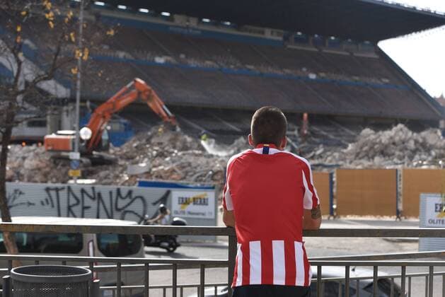 July 23, 2019 - Madrid, Spain - An Atletico de Madrid fan looks at Vicente Calderon stadium during its demolition in Madrid..Vicente Calderon stadium was named after the club™s former president and it was opened in October 1966 in the south of the city, on the Manzanares River. It has hosted the Atletico de Madrid™s matches for over 50 years, until their move to the Wanda Metropolitano in 2017. Vicente Calderon Stadium Demolition in Madrid, Spain - 23 Jul 2019 - ZUMAs197 20190723_zaa_s197_009 Copyright: xJohnxMilnerx