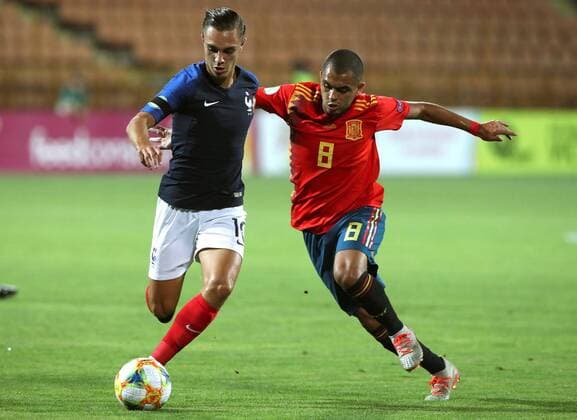 Spain s Moha (R) vies for the ball against France s Maxence Caqueret (L) during the European Championship, EM, Europameisterschaft under19 semifinal match between Spain and France at Vazgen Sargsyan stadium, in Erevan, Armenia, 24 July 2019. European Championship under19: Spain - France !ACHTUNG: NUR REDAKTIONELLE NUTZUNG!  Copyright: xVahramxBaghdasaryanx GRAF8559 20190724-636995941967644785
