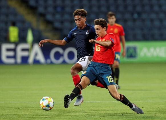 Spain s Jandro Orellana (R) vies for the ball against France s Julien Ponceau (L) during the European Championship, EM, Europameisterschaft under19 semifinal match between Spain and France at Vazgen Sargsyan stadium, in Erevan, Armenia, 24 July 2019. European Championship under19: Spain - France !ACHTUNG: NUR REDAKTIONELLE NUTZUNG!  Copyright: xVahramxBaghdasaryanx GRAF8558 20190724-636995941981082182