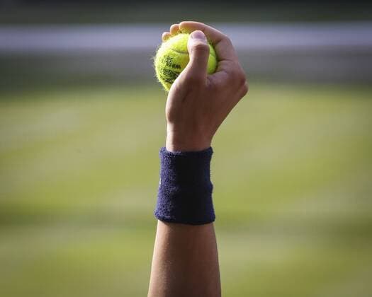 Wimbledon Feature, stretched arm of a ball boy holding a ball in his hand, close-up, detail Copyright: xJuergenxHasenkopfx