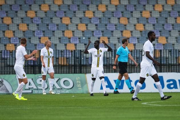 190724 Per Karlsson of AIK looks dejected after 1 0 during the UEFA Champions League qualifying match between Maribor and AIK on July 24, 2019 in Maribor Photo Martin Metelko BILDBYRAN Cop 277 bbeng fotball fotboll football kval till champions league soccer champions league qualification aik maribor depp,  Copyright: MARTINxMETELKO BB190724BB290