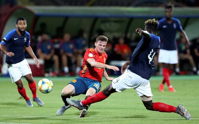 Spain s Sergio Gomez (C) vies for the ball against France s Oumar Solet (R) during the European Championship, EM, Europameisterschaft under19 semifinal match between Spain and France at Vazgen Sargsyan stadium, in Erevan, Armenia, 24 July 2019. European Championship under19: Spain - France !ACHTUNG: NUR REDAKTIONELLE NUTZUNG!  Copyright: xVahramxBaghdasaryanx GRAF8582 20190724-636995985668321170