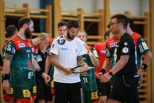 Coach Bennet Wiegert explains the tactics to his team, here Moritz Preuss SC Magdeburg Handball test game summer preparation season 2019 2020 points game SC Magdeburg vs. TV Hüttenberg in the Franz Vollbring Halle in Schönebeck Germany, Handball, Man, Men,23 07 2019