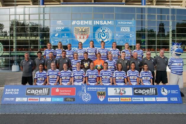 Team photo MSV Duisburg Women top from left to right Antonia Johanna Halverkamps, Laura Radke, Isabel Hochstein, Kristina Maksuti, Lucia Harsanyova, Lisa Marie Makas, Jacqueline Broux, Naomi Gottschling, Meret Günster, middle from right to left Thomas Gerstner, Co trainer Robert Augustin, physiotherapist Arthur Jarzombek, goalkeeper trainer Marc Ernzer, Pia Sophia Rybacki, Carolin Sophie Härling, Meike Kämper, Julia Debitzki, physiotherapist Timo Scheel, team doctor Dr Claus Petsch, team doctor Dr Lothar Ellinghaus, Zeugwart Christian Mittelbach, mascot Ennatz, below v l n r Vanessa Fürst, Emma Hilbrands, Alina Angerer, Claire O Riordan, Nina Lange, Geldona Morina, Yvonne Zielinski, Hailai Arghandiwal, Narjiss Ahamad, Football Flyeralarm Women Bundesliga Season 2019 2020 Photo opportunity MSV Duisburg, Duisburg, Schauinsland Reisen Arena, 24 07 2019, DFB regulations prohibit any use of photographs as image sequences and or quasi video Duisburg Schauinsland Reisen Arena Nordrhein Westfalen Germany