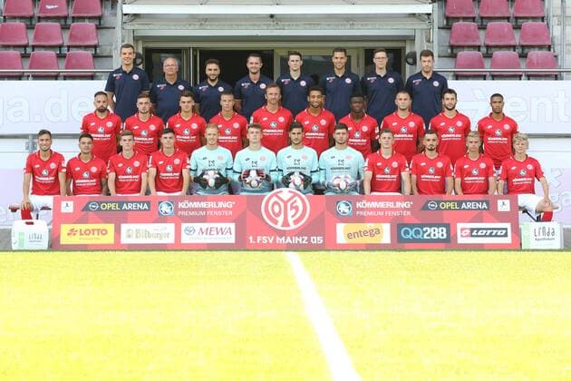 HINTERE REIHE V.LI. : MARCO AUMUELLER, STEPHAN HOELZ, TOBIAS DROESSLER, BARTOSCH GAUL, SIMON PESCH, LEOPOLD ANGERER, DAVID ACKERMANN, DR. JOCHEN WOLLSTAEDTER MITTLERE REIHE : GIULIANO MODICA, LAURIN STICH, JONAS FEDL, VITUS SCHEITHAUER, DOMINIC PEITZ, CYRILL AKONO, MICHAEL AKOTO, SIMON BRANDSTETTER, MARIN SVERKO, COREY LEE ANTON VORDERE REIHE: TOLGA DEMIRBAS, DEVANTE PARKER, FLORIAN BOHNERT, NIKLAS KOELLE, PATRICK MANTHE, MARIUS LIESEGANG, OMER HANIN, JULIAN BAUER, LUCAS HERMES, NILS LIHSEK, THOMAS REKDAL, LUIS KERSTHOLD 1. FSV MAINZ 05 U23 FUSSBALL, GER, REGIONALLIGA SUEDWEST, PORTRAETTERMIN 2019 2020, MANNSCHAFTSFOTO