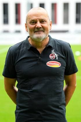 Cologne, Geißbockheim, 16 07 2019 Coach Willi Breuerbeim team photo of the womens team of 1 FC Cologne season 2019 20 on Tuesday 16 July 2019 at Geißbockheim, Cologne team photo 1 FC Cologne season 2019 20