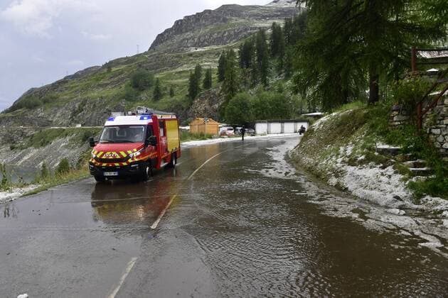 Sport Themen der Woche KW30 TIGNES, FRANCE - JULY 26 : Race cancelled due to heavy weatherconditions during stage 19 of the 106th edition of the 2019 Tour de France cycling race, a stage of 126,5 kms with start in Saint-Jean-De-Maurienne and finish in Tignes on July 26, 2019 in Tignes, France, 26 07 2019 CYCLISME : Tour de France 2019 - Etape 19 - Saint-Jean-De-Maurienne a Tignes - 26 07 2019 PhotoNews Panoramic 