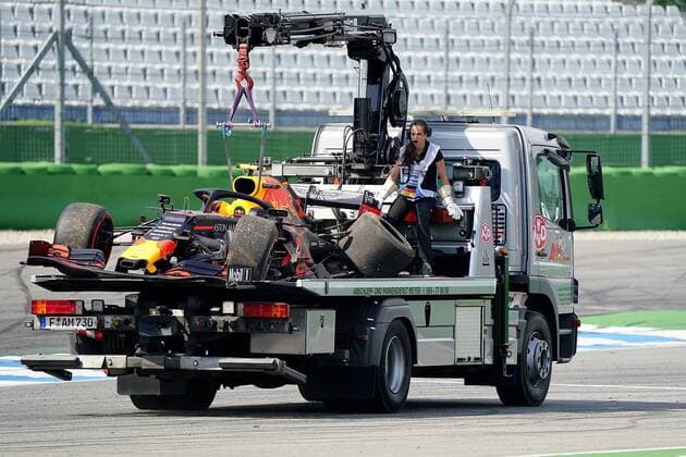 Hockenheim, Germany, 26 07 2019, Formula 1, Formula 1, Germany Grand Prix, Accident of Pierre Gasly FRA 10 , Aston Martin Red Bull Racing, the completely destroyed vehicle is towed away with a crane truck Hockenheim Hockenheim Ring Baden Wuerttemberg Germany eu images 09 506 036651 eu-images-506