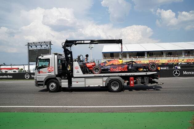 Hockenheim, Germany, 26 07 2019, Formula 1, Formula 1, Germany Grand Prix, Accident of Pierre Gasly FRA 10 , Aston Martin Red Bull Racing, the completely destroyed vehicle is towed away with a crane truck Hockenheim Hockenheim Ring Baden Wuerttemberg Germany eu images 09 506 036656 eu-images-506