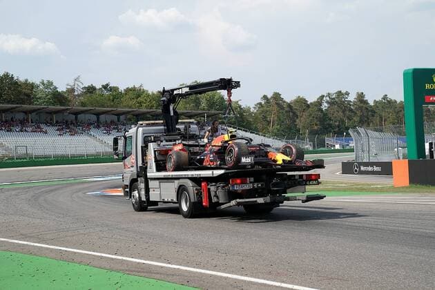 Hockenheim, Germany, 26 07 2019, Formula 1, Formula 1, Germany Grand Prix, Accident of Pierre Gasly FRA 10 , Aston Martin Red Bull Racing, the completely destroyed vehicle is towed away with a crane truck Hockenheim Hockenheim Ring Baden Wuerttemberg Germany eu images 09 506 036659 eu-images-506
