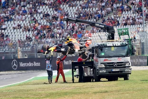 Hockenheim, Germany, 26 07 2019, Formula 1, Formula 1, Germany Grand Prix, Accident of Pierre Gasly FRA 10 , Aston Martin Red Bull Racing, the completely destroyed vehicle is lifted onto a tow truck Hockenheim Hockenheim Ring Baden Wuerttemberg Germany eu images 09 506 036646 eu-images-506