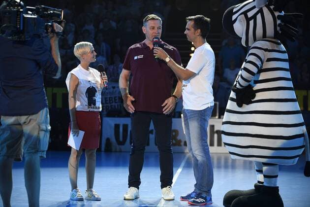Alfred Gislason with Anett Sattler left and Torben Pöhls, handball, men, farewell game, coach Alfred Gislason, THW Kiel, 26 07 19 Kiel Sparkassen Arena Schleswig Holstein Germany