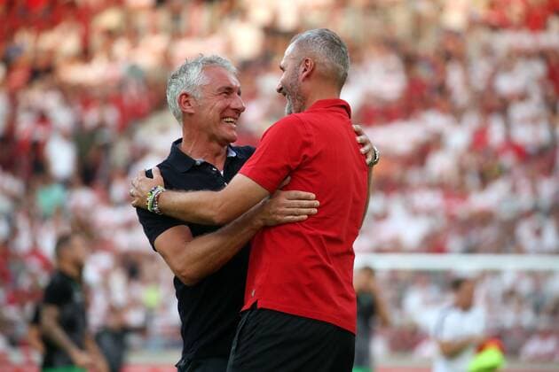 Sport Themen der Woche KW30 VfB Stuttgart - Hannover 96 Deutschland, Stuttgart, 26.07.2019, Fussball, 2. Bundesliga, Saison 2019 2020, 1. Spieltag, VfB Stuttgart - Hannover 96: v.l. Mirko Slomka (Trainer Hannover 96), Tim Walter (Trainer VfB Stuttgart), DFL DFB REGULATIONS PROHIBIT ANY USE OF PHOTOGRAPHS AS IMAGE SEQUENCES AND OR QUASI-VIDEO. *** VfB Stuttgart Hannover 96 Germany, Stuttgart, 26 07 2019, Soccer, 2 Bundesliga, Season 2019 2020, 1 Matchday, VfB Stuttgart Hannover 96 v l Mirko Slomka Trainer Hannover 96 , Tim Walter Trainer VfB Stuttgart , DFL DFB REGULATIONS PROHIBIT ANY USE OF PHOTOGRAPHS AS IMAGE SEQUENCES AND OR QUASI VIDEO