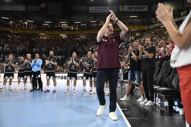 Coach Alfred Gislason says thank you, handball, men, farewell game, coach Alfred Gislason, THW Kiel, 26 07 19 Kiel Sparkassen Arena Schleswig Holstein Germany