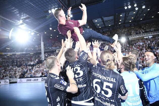 The team lets its former coach Alfred Gislaon live up, , handball, men, farewell game, coach Alfred Gislason, THW Kiel, 26 07 19 Kiel Sparkassen Arena Schleswig Holstein Germany