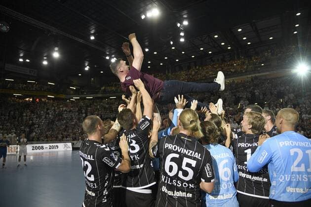The team lets its former coach Alfred Gislaon live up, , handball, men, farewell game, coach Alfred Gislason, THW Kiel, 26 07 19 Kiel Sparkassen Arena Schleswig Holstein Germany