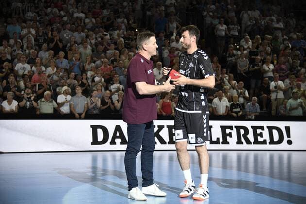 Domagoj Duvnjak THW Kiel says thank you Alfred, handball, men, farewell game, coach Alfred Gislason, THW Kiel, 26 07 19 Kiel Sparkassen Arena Schleswig Holstein Germany