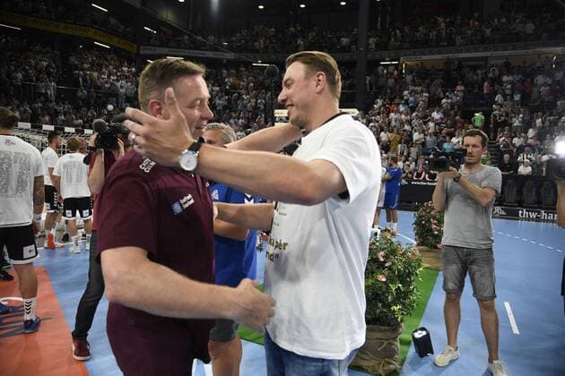 The changing of the guard Gislason with his successor Filip Jicha, , Handball, Men, Farewell game, Coach Alfred Gislason, THW Kiel, 26 07 19 Kiel Sparkassen Arena Schleswig Holstein Germany