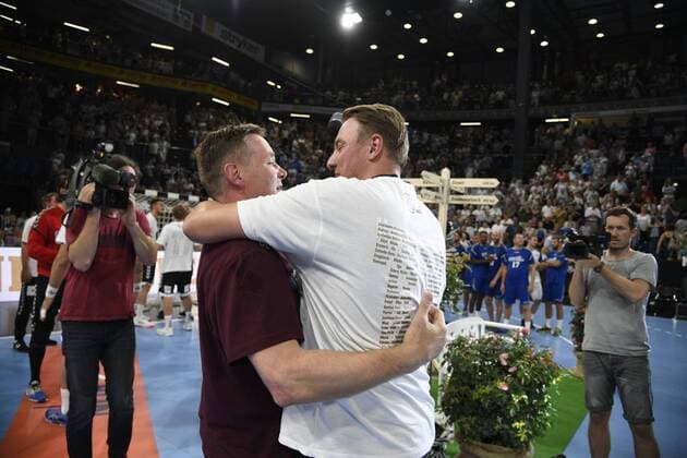 The changing of the guard Gislason with his successor Filip Jicha, , Handball, Men, Farewell game, Coach Alfred Gislason, THW Kiel, 26 07 19 Kiel Sparkassen Arena Schleswig Holstein Germany