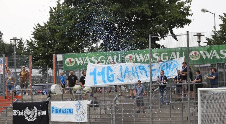 26 07 2019, xklex, Football Regionalliga Southwest, FK Pirmasens 1 FC Saarbruecken emspor, v l The fans of FK Pirmasens DFL DFB REGULATIONS PROHIBIT ANY USE OF PHOTOGRAPHS as IMAGE SEQUENCES and or QUASI VIDEO Pirmasens