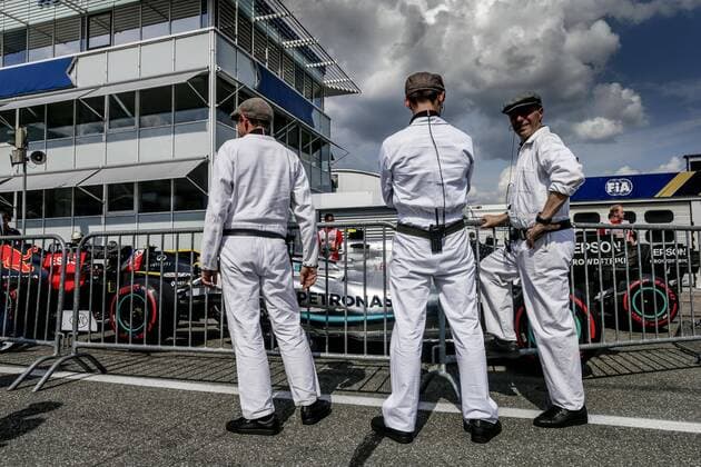 Formel 1, GP Deutschland, Mercedes im Retro-Design Motorsports: FIA Formula One World Championship, WM, Weltmeisterschaft 2019, Grand Prix of Germany, Mechanic of Mercedes AMG Petronas Motorsport Hockenheim Germany