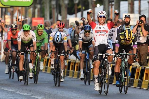 Sport Themen der Woche KW30 Sport Bilder des Tages PARIS, FRANCE - JULY 28 : EWAN Caleb (AUS) of Lotto Soudal win on the Champs-Élysées, GROENEWEGEN Dylan (NED) of Team Jumbo-Visma, BONIFAZIO Niccolo (ITA) of DIRECT ENERGIE during stage 21 of the 106th edition of the 2019 Tour de France cycling race, a stage of 128 kms between Rambouillet and Paris Champs-Elysees on July 28, 2019 in Paris, France, 28 07 2019 CYCLISME : Tour de France 2019 - Etape 21 - Rambouillet a Paris Champs-Elysees - 28 07 2019 PhotoNews Panoramic 