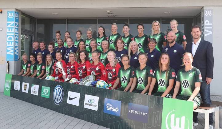 The Team of the VfL Wolfsburg Upper Row v l Felicitas Rauch vfL Wolfsburg , Joelle Wedemeyer VfL Wolfsburg , Babett Peter VfL Wolfsburg , Zsanett Jakabfi VfL Wolfsburg , Ingrid Syrstad Engen VfL Wolfsburg , Fridolina Rolfoe vfL Wolfsburg , Dominique Bloodworth vfL Wolfsburg , Sara Doorsoun VfL Wolfsburg , Lena Goessling VfL Wolfsburg , Anna Lena Stolze VfL Wolfsburg Middle row, v l Klaus Voss, supervisor, Joerg Schmidt, supervisor and arsenal warden, Fee Maresa Mueller, Physio, Omar Rueppel, leading physio, Dr Christian Schroeter, team doctor, Sara Bjoerk Gunnarsdottir VfL Wolfsburg , Alexandra Popp VfL Wolfsburg , Pernille Harder VfL Wolfsburg , Donna Newberry , Analyst, Theresa Merk, Co Trainer, Ariane Hingst, Co Trainer, Head Coach Stephan Lerch VfL Wolfsburg , Ralf Kellermann, Sports Director Lower Row, v l Pia Sophie Wolter VfL Wolfsburg , Claudia Neto VfL Wolfsburg , Svenja Huth VfL Wolfsburg , Lara Dickenmann VfL Wolfsburg , Friederike Abt VfL Wolfsburg , Jana Burmeister VfL Wolfsburg , Almuth Schult VfL Wolfsburg , Melina Loeck VfL Wolfsburg , Hedvig Lindahl VfL Wolfsburg , Anna Blaesse VfL Wolfsburg , Ewa Pajor VfL Wolfsburg , Noelle Maritz VfL Wolfsburg , Kristine Minde VfL Wolfsburg