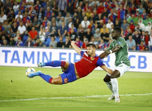 30 07 2019 Basel , Football Men UEFA Champions League Qualification Season 2019 2020 FC Basel PSV Eindhoven In the picture Albian Ajeti FC Basel vs. Derrick Luckassen Eindhofen Regen