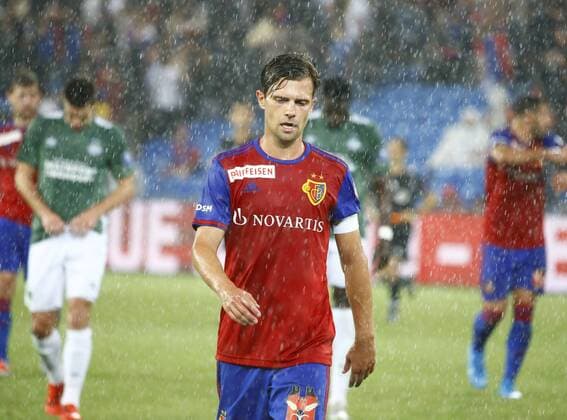 30 07 2019 Basel , Football Men UEFA Champions League Qualification Season 2019 2020 FC Basel PSV Eindhoven Im Bild Valentin Stocker FC Basel im Regen