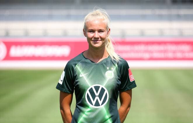 VfL Wolfsburg Photo session, Women Wolfsburg, Germany 30 07 2019, FOOTBALL VfL Wolfsburg, Allianz Frauen Bundesliga, 2019 season 20 Photo session, Team photo Pernille Harder VfL Wolfsburg Wolfsburg Wolfsburg