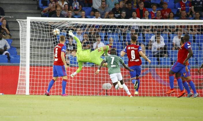 30 07 2019 Basel , Football Men UEFA Champions League Qualification Season 2019 2020 FC Basel PSV Eindhoven In the picture 7 Bruma Eindhofen shoots the 1 1 Basels goalkeeper Jonas Omlin is beaten