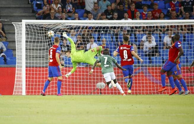 30 07 2019 Basel , Football Men UEFA Champions League Qualification Season 2019 2020 FC Basel PSV Eindhoven In the picture 7 Bruma Eindhofen shoots the 1 1 Basels goalkeeper Jonas Omlin is beaten