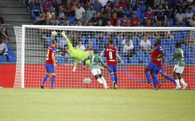 30 07 2019 Basel , Football Men UEFA Champions League Qualification Season 2019 2020 FC Basel PSV Eindhoven In the picture 7 Bruma Eindhofen shoots the 1 1 Basels goalkeeper Jonas Omlin is beaten